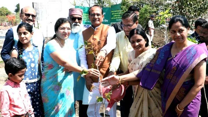 मुख्यमंत्री श्री चौहान ने परोपकार महिला मंडल के सदस्यों के साथ लगाए पौधे
